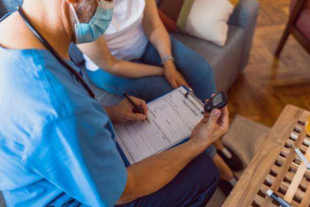 médico que tira amostra de sangue de idosas diabéticas em casa - nurse ethnic doctor real people - fotografias e filmes do acervo