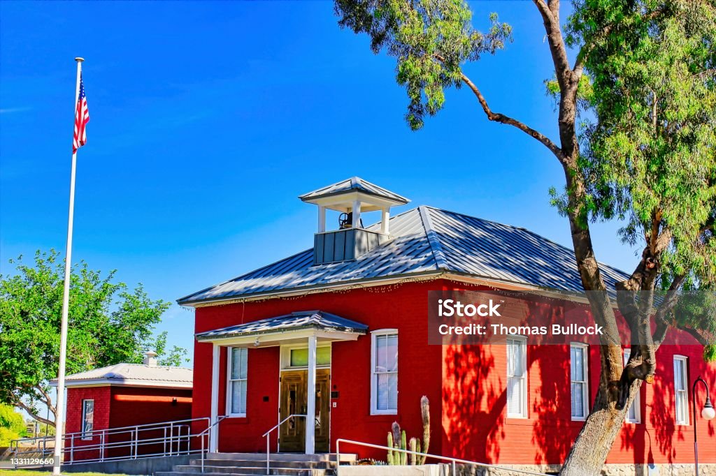 Pequeña Casa de la Vieja Escuela Roja - Foto de stock de Escuela rural libre de derechos