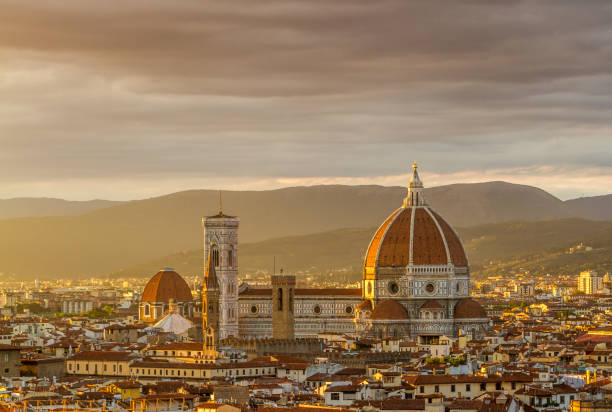 la belle cathédrale gothique de florence se démarquant sur les bâtiments environnants de la ville, avec les montagnes en arrière-plan - 7096 photos et images de collection