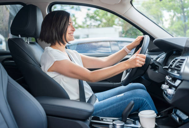 新しい電気自動車を運転する女性 - car insurance driving women ストックフォトと画像