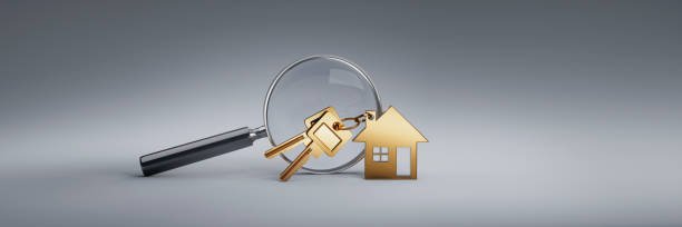 house shaped key ring with magnifying glass - key ring fotos imagens e fotografias de stock