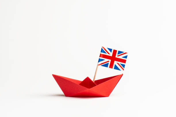 bandera británica con barco de papel - nautical vessel isolated toy boat wood fotografías e imágenes de stock