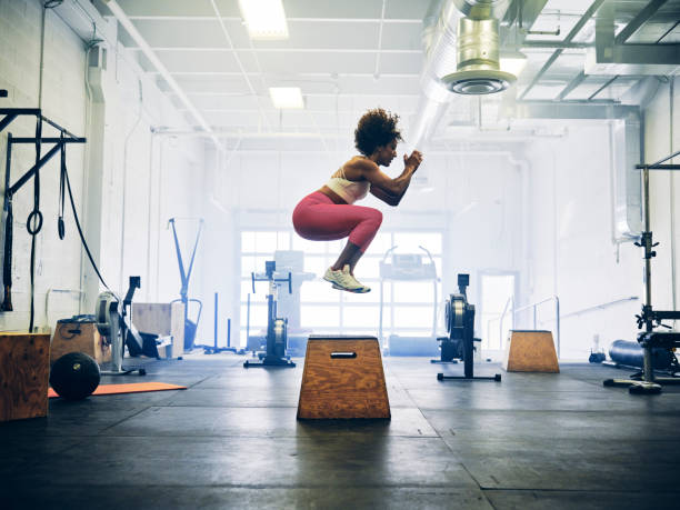 donna in palestra di cross training - african ethnicity exercising muscular build healthy lifestyle foto e immagini stock