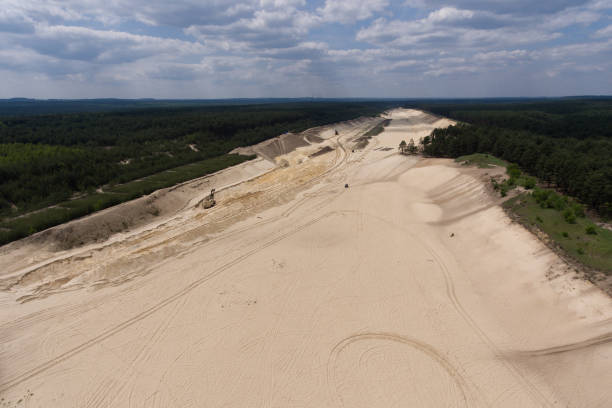 kamieniołom piaskowy z dużą koparką, koparka. przemysł maszyn ciężkich w europie, polska. ekologia i ochrona środowiska. widok zdjęcia drona lotniczego - rock quarry zdjęcia i obrazy z banku zdjęć