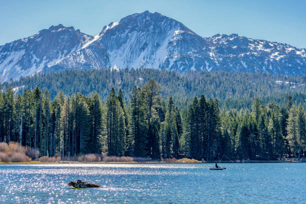 マンザニタ湖のフライ漁師 - lassen volcanic national park ストックフォトと画像