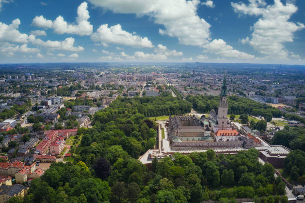 panorama de czestochowa - monastère de jasna góra photos et images de collection
