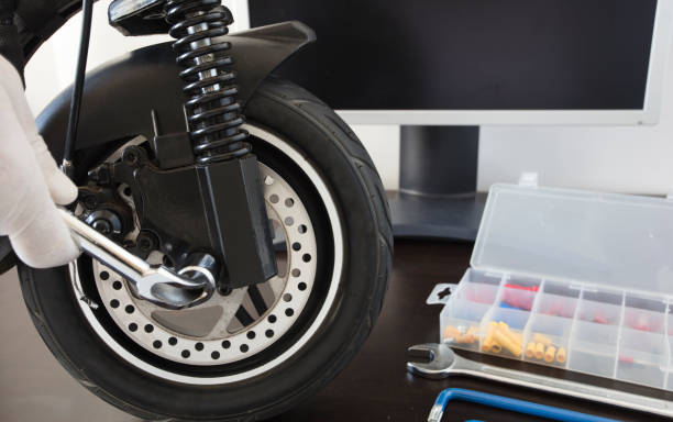 istock Mechanic works on electric scooter 1331181493