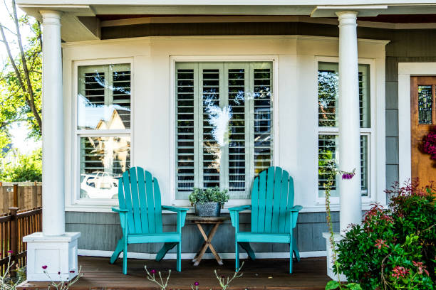 sillas azules en un porche delantero del jardín - front porch fotografías e imágenes de stock
