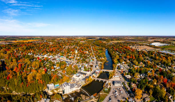 vista aérea do grande rio e paisagem da cidade, elora, canadá - wellington ontario - fotografias e filmes do acervo