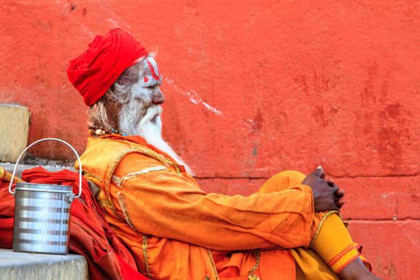 heiliges sadhu in indien - indian ethnicity sadhu india pilgrim stock-fotos und bilder