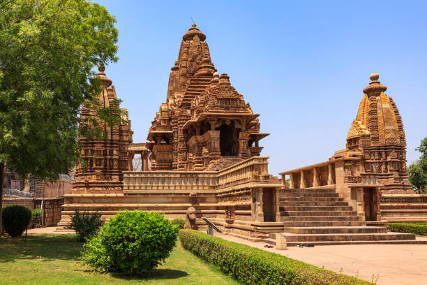 la ciudad templo de khajuraho en la india - khajuraho india indian culture temple fotografías e imágenes de stock