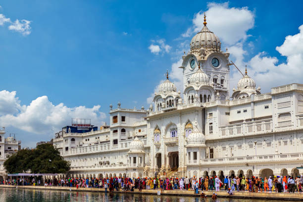 le temple d’or d’amritsar en inde - amristar photos et images de collection