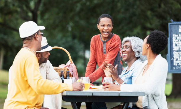 mehrgenerationen-afroamerikanerfamilie am picknicktisch - grandmother senior adult child multi generation family stock-fotos und bilder