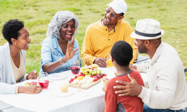 mehrgenerationen-afroamerikanerfamilie am picknicktisch - grandmother senior adult child multi generation family stock-fotos und bilder