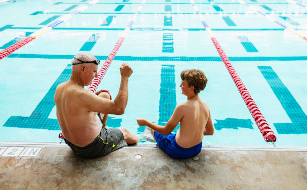 수영장에서 할아버지와 소년, 주먹 범프 - swimming swimming pool senior adult child 뉴스 사진 이미지