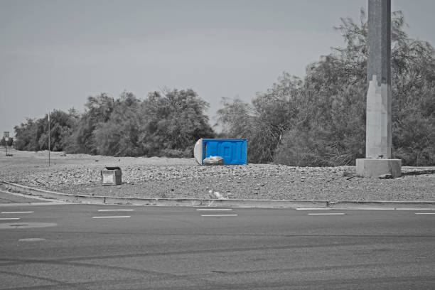 blue porta potty sur le côté - porta potty photos et images de collection