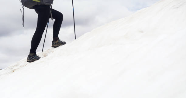 podróżny zajmuje się sportami ekstremalnymi. - on top of mountain peak success cold zdjęcia i obrazy z banku zdjęć