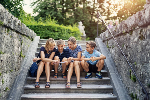 mapa de verificação de família turística no parque mirabellgarten, salzburgo, áustria - people group of people friendship salzburg - fotografias e filmes do acervo