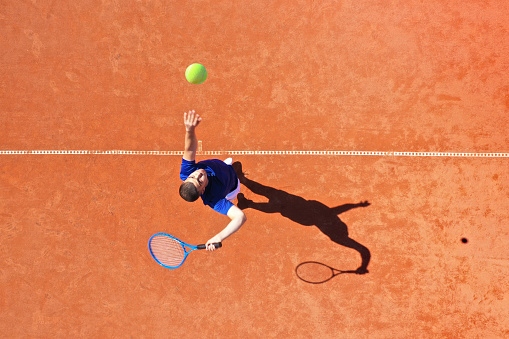 Vista aérea de un tenista que sirve con rebote de salto photo