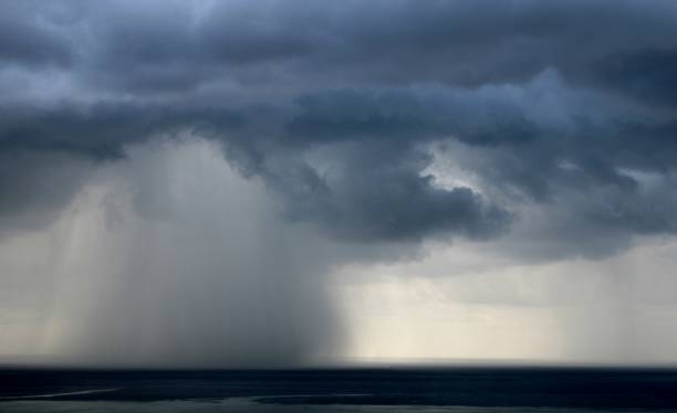 gewitterwolken über dem meer, dunkler himmel im sommer bewölkt, sintflutartiger regen - storm cloud storm dramatic sky hurricane stock-fotos und bilder