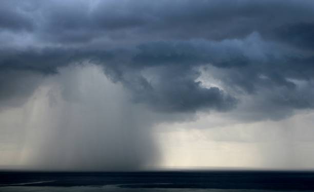 海の上の嵐の雲、夏の暗い空の曇り、集中豪雨 - storm cloud dramatic sky rain storm ストックフォトと画像
