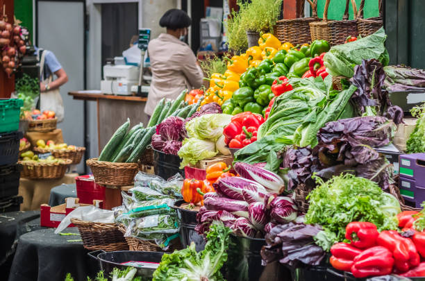 uma barraca de produtos no borough market em londres, inglaterra - southwark - fotografias e filmes do acervo