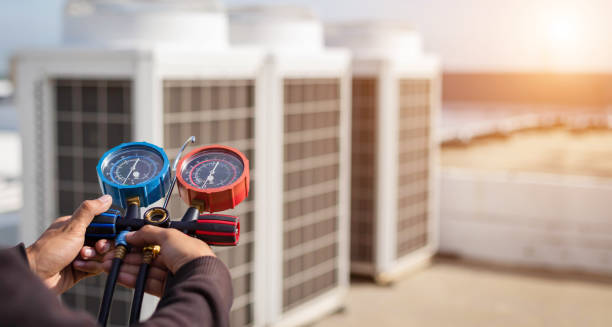 mecánico de la reparación de aire usando el equipo que mide para llenar los acondicionadores de aire industriales de la fábrica y comprobar la unidad al aire libre del compresor de aire del mantenimiento. - air tools fotografías e imágenes de stock