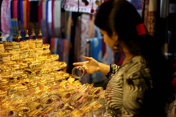 mujeres que eligen joyas de la joyería - india indian culture women market fotografías e imágenes de stock