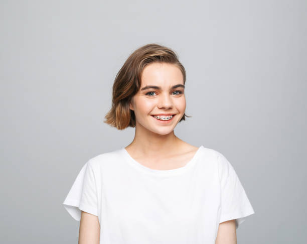 joven alegre con camiseta blanca - corrector fotografías e imágenes de stock