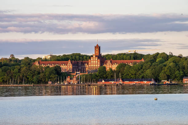 le bâtiment historique de l’école de marine à flensburg au coucher du soleil. schleswig-holstein en allemagne - schleswig photos et images de collection