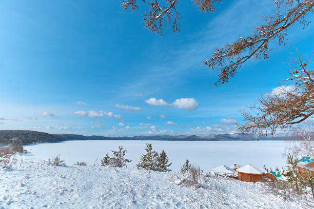 una vista sul lago turgoyak in inverno. regione di chelyabinsk, città di miass. - south ural foto e immagini stock