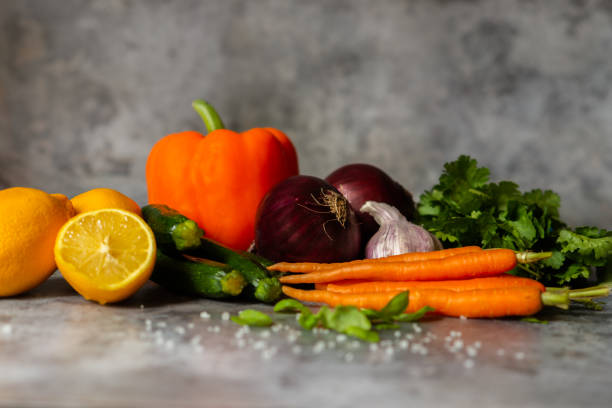 キッチンでのカラフルな新鮮な野菜やハーブの材料のクローズアップ - carrot close up copy space counter top ストックフォトと画像