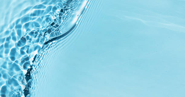 rozmyte niebieskie fale wody płynnej w tle światła słonecznego. modny letni baner przyrodniczy. - woda stojąca zdjęcia i obrazy z banku zdjęć