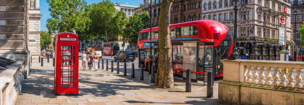 scatola telefonica rossa di londra e autobus su whitehall panorama uk - telephone booth telephone panoramic red foto e immagini stock