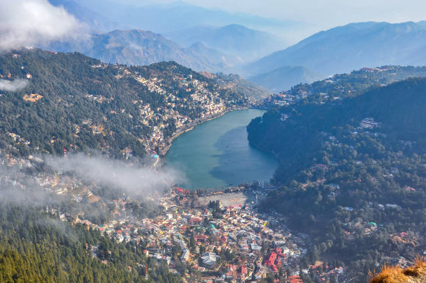 나이니탈 타운의 공중 전경 - mountain mountain range aerial view himalayas 뉴스 사진 이미지
