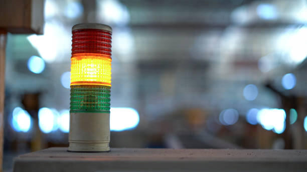 сигнальная лампа над станцией станка на заводе - control panel flash стоковые фото и изображения