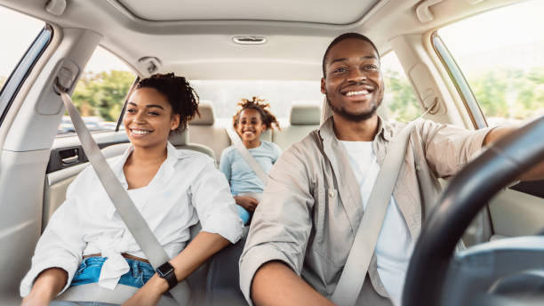 felice famiglia afroamericana in sella all'auto che viaggia nel fine settimana, panorama - autmobile foto e immagini stock