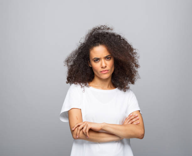 une jeune femme mécontente en t-shirt blanc - disgust women african ethnicity human face photos et images de collection