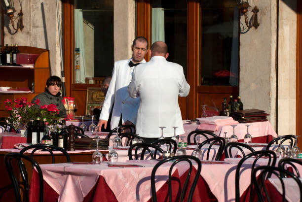 due camerieri discutendo in un ristorante a venezia - restaurant waiter table wait staff foto e immagini stock