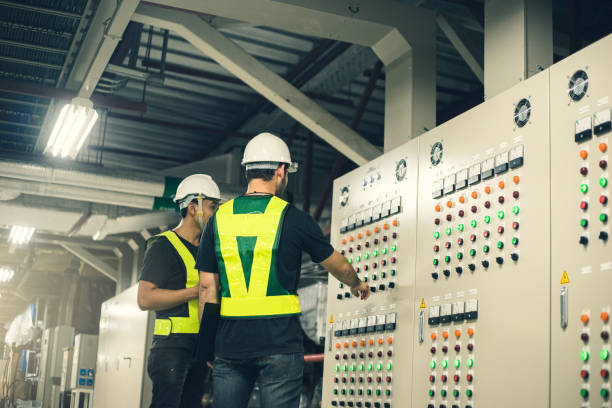 trabalho de treinamento de engenheiro com painel de controle na sala de serviço. - electricity control panel engineer electronics industry - fotografias e filmes do acervo