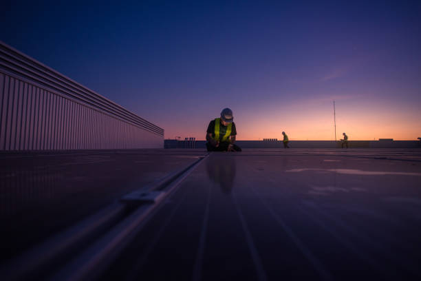 ingenieur-service-check installation solarzelle auf dem dach der fabrik am morgen. - factory green industry landscape stock-fotos und bilder
