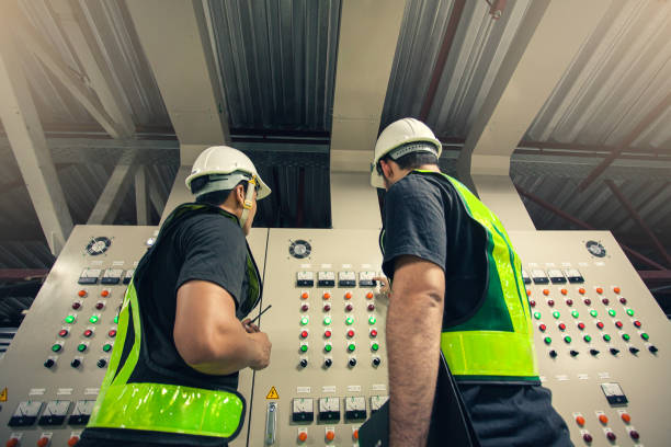 travail de formation d’ingénieur avec panneau de commande dans la salle de service. - electricity industry factory control panel photos et images de collection