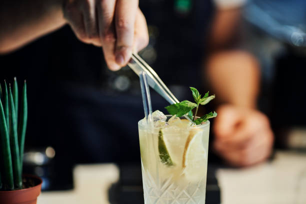 bartender mezcla cóctel con menta - tequila reposado fotografías e imágenes de stock