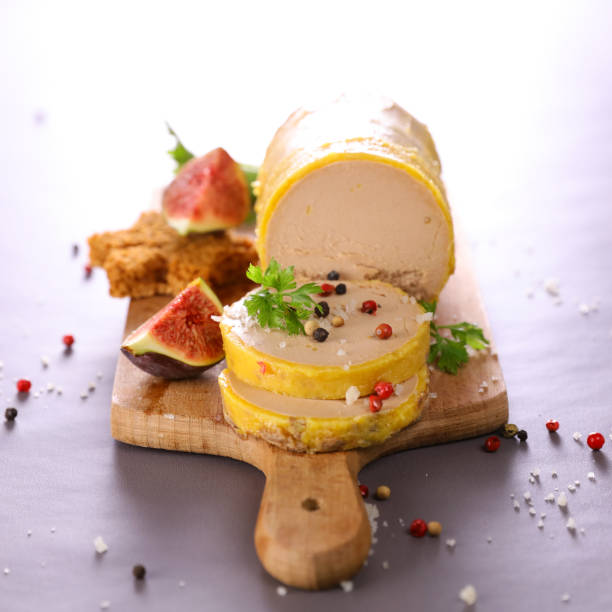 foie gras sur planche de bois - foie gras photos et images de collection