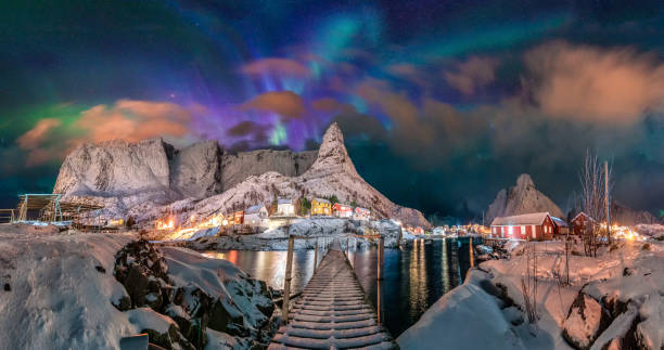 fotos de hermosos paisajes en noruega. tanto la nieve como las auroras boreales son populares entre los turistas. - tromso fjord winter mountain fotografías e imágenes de stock