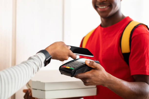 istock Lady Putting Phone To Terminal Paying Courier For Pizza Indoor 1331303106