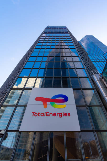 Exterior view of the headquarters of the oil company TotalEnergies, formerly known as Total Paris-La Défense, France, November 12, 2020: Exterior view of the tower housing the headquarters of the oil company TotalEnergies, formerly known as Total total amount stock pictures, royalty-free photos & images