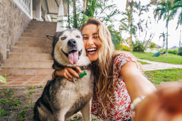 jovem tira selfie com seu cachorro - cell plant cell human cell animal cell - fotografias e filmes do acervo