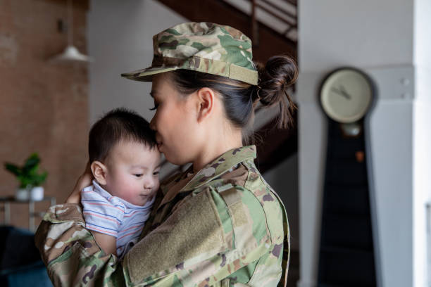 jovem soldado tem momento de ligação com filho recém-nascido antes de se apresentar para o serviço militar - philippino flag - fotografias e filmes do acervo