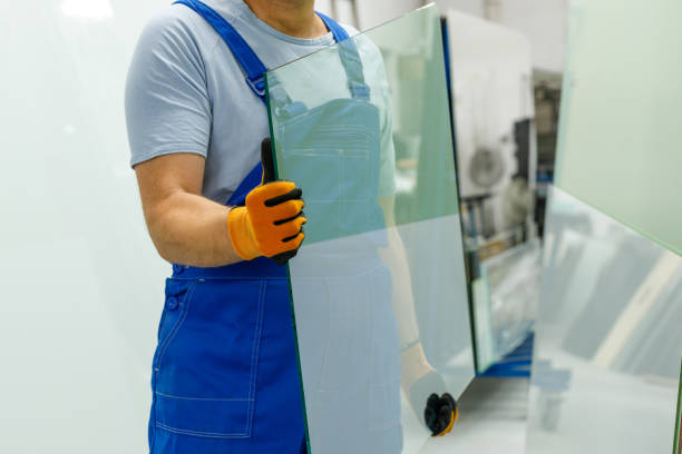 der glaser trägt das glas in der glasfabrik - glaser stock-fotos und bilder